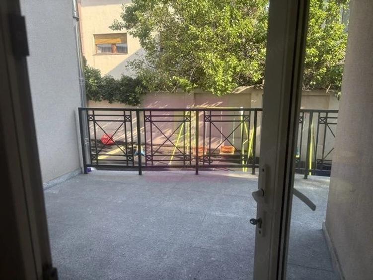Casă cu 10 camere cu Teren 446 Mp în Drumul Sării