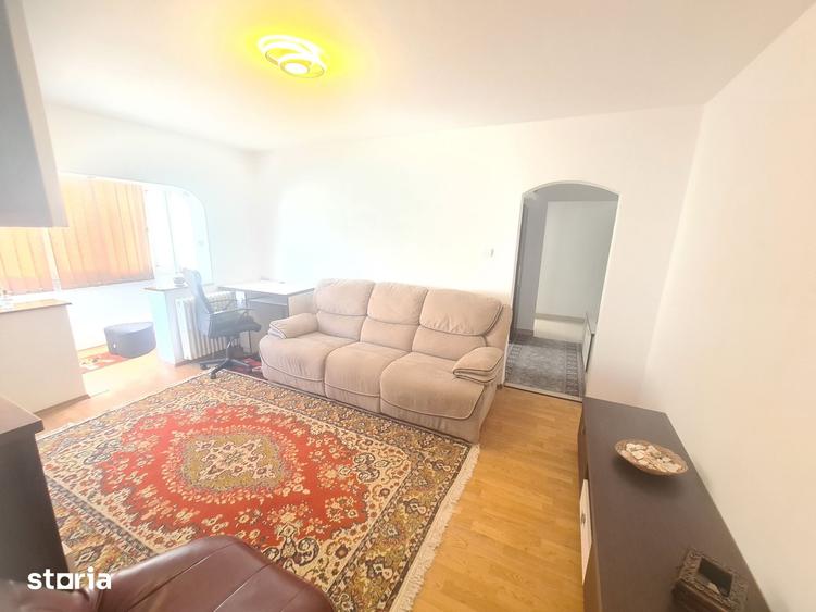 Apartament cu 3 camere semidecomandat în Cornișa