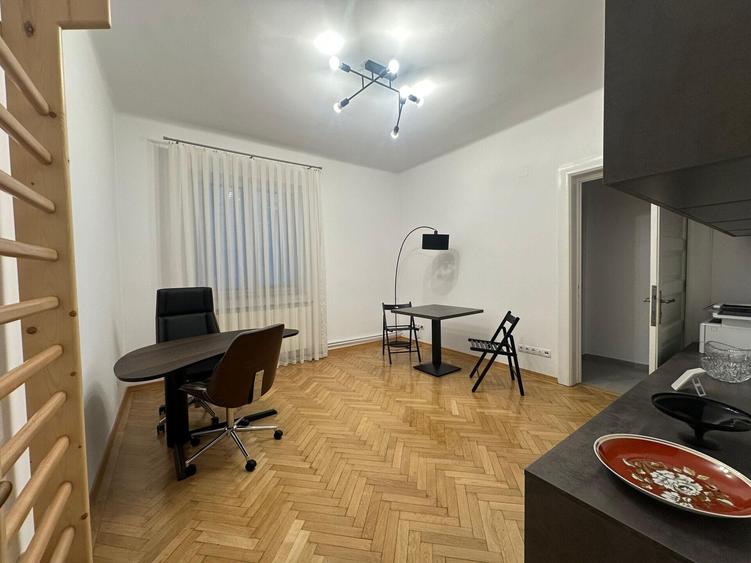 Apartament cu 3 camere semidecomandat în Unirii