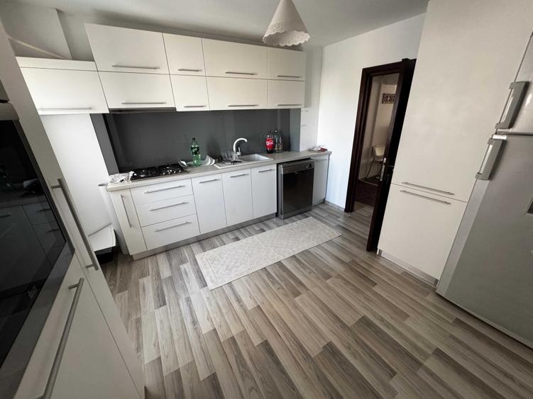 Apartament cu 3 camere decomandat în Central