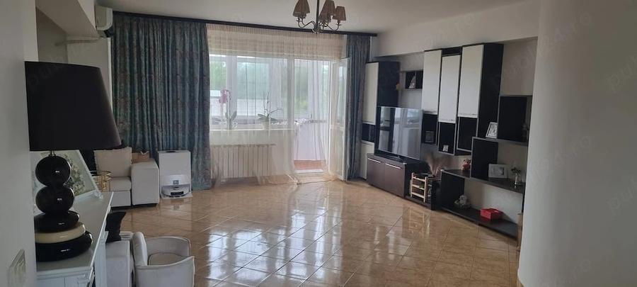 Apartament cu 3 camere decomandat în Tache