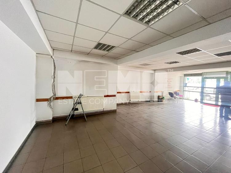 Birou, de 685 mp, în Policlinica