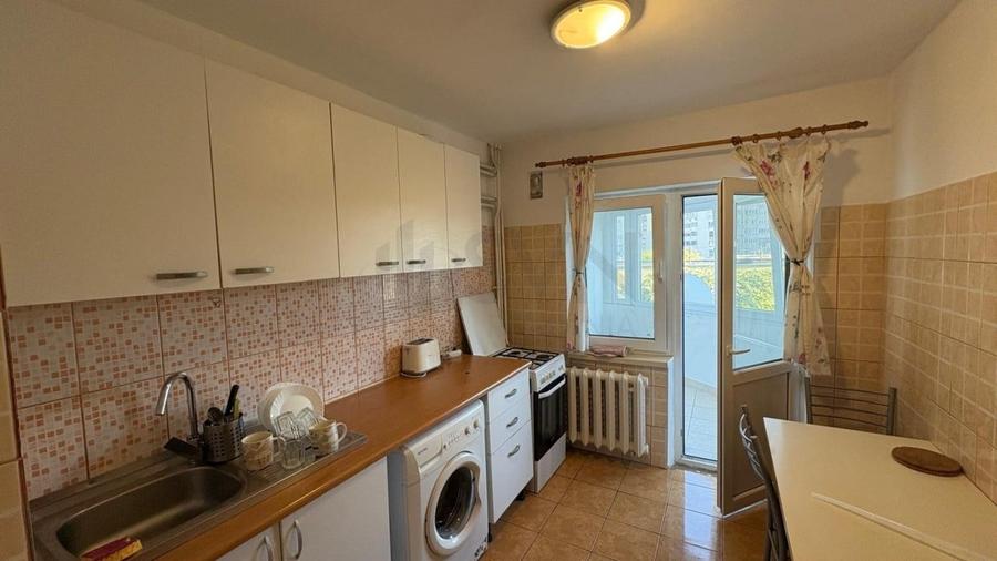 Apartament cu 3 camere semidecomandat, mobilat în P-ța Victoriei