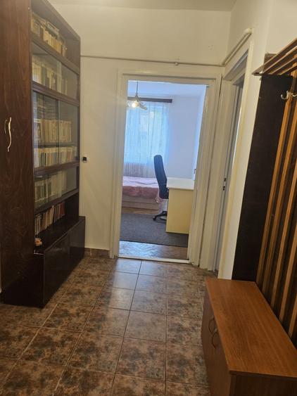 Apartament cu 3 camere decomandat, mobilat în Central