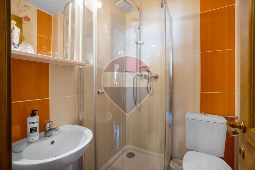 Casă individuală cu 13 camere cu Teren 4780 Mp în Moieciu de Sus