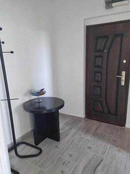 Apartament cu 2 camere semidecomandat, mobilat în Titan
