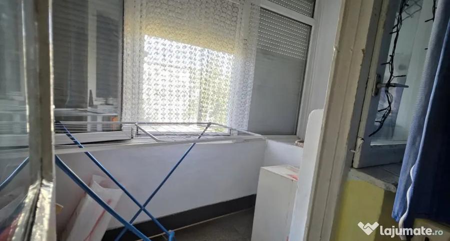 Apartament cu 4 camere semidecomandat în Dacia