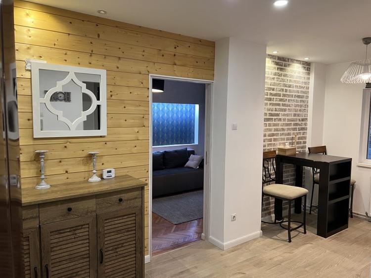 Apartament cu 2 camere decomandat, mobilat în Central