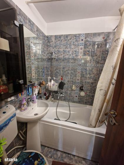 Apartament cu 4 camere semidecomandat în Berceni
