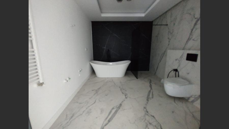 Penthouse cu 5 camere decomandat, mobilat în Nufărul