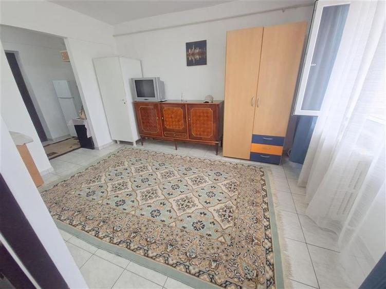 Garsonieră decomandată în 9 Mai