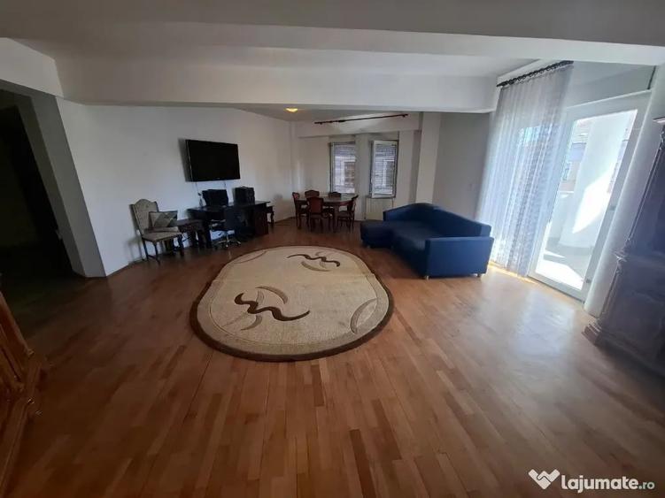 Apartament cu 3 camere decomandat în Boul Roșu