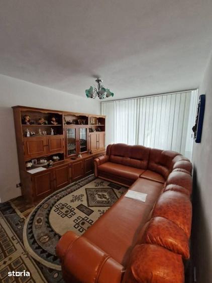 Apartament cu 3 camere semidecomandat în Calea București