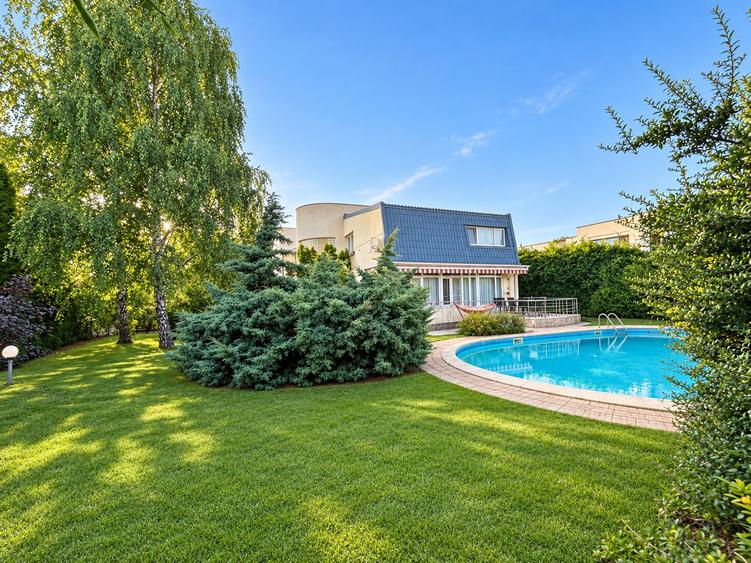 Duplex cu 4 camere cu Piscina în Iancu Nicolae