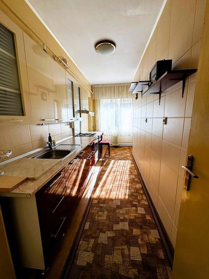 Apartament cu 3 camere decomandat în Podul de Fier