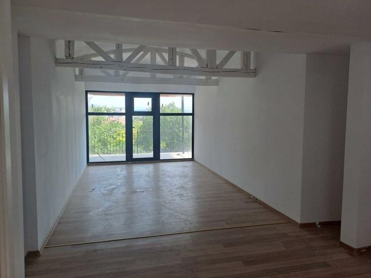Casă individuală cu 10 camere cu Teren 450 Mp în Central