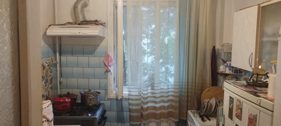 Apartament cu 3 camere semidecomandat în Podu Roș