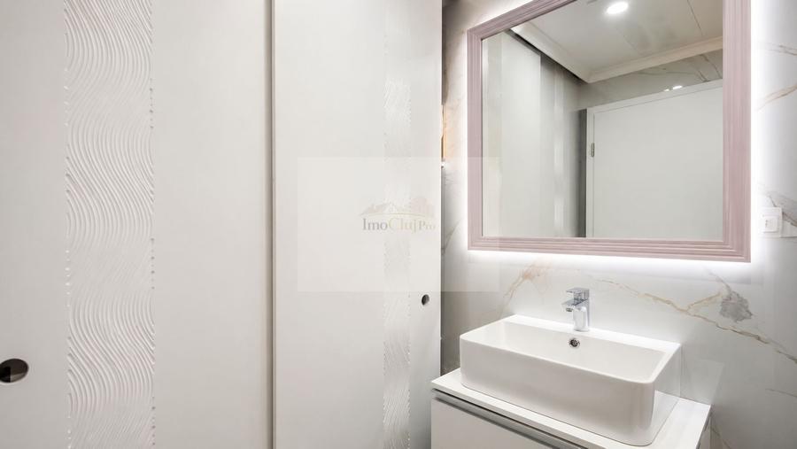 Apartament cu 3 camere semidecomandat, mobilat în Semicentral
