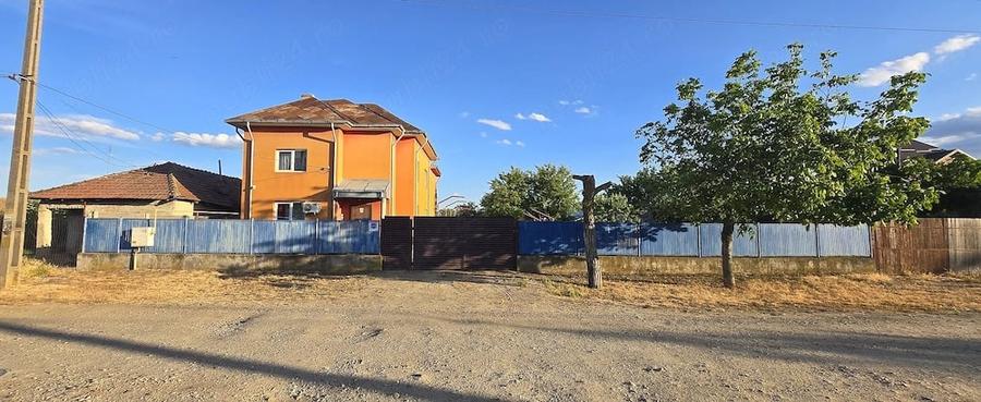 Casă cu 9 camere cu Teren 1400 Mp în Central