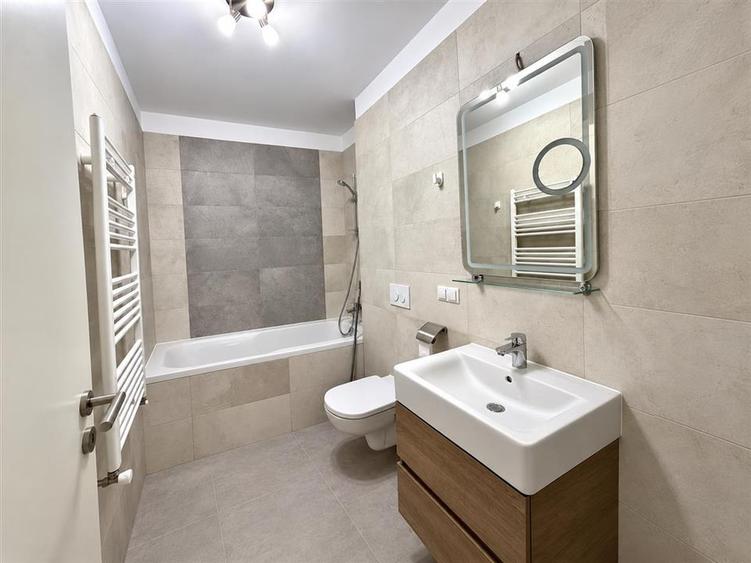 Apartament cu 3 camere decomandat în Tractorul