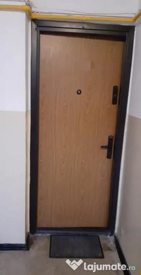 Apartament cu 3 camere decomandat în Tractorul