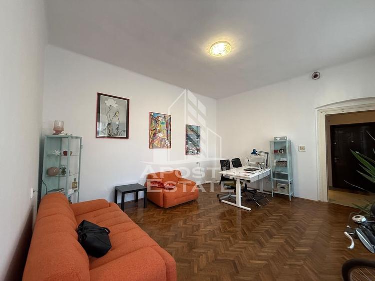 Apartament cu 3 camere semidecomandat, mobilat în Sinaia