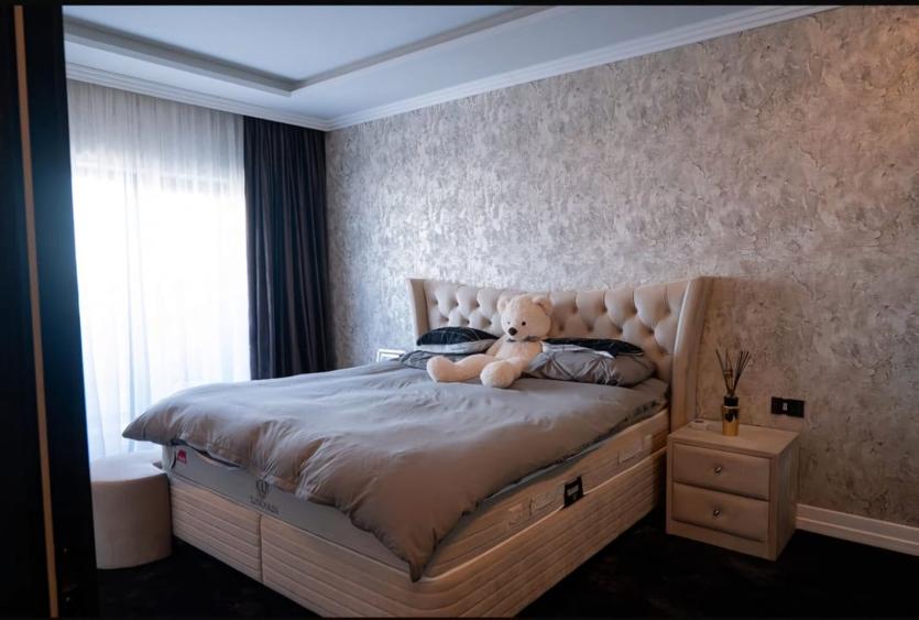 Apartament cu 3 camere semidecomandat, mobilat în Europa