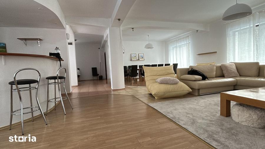 Casă cu 10 camere cu Teren 1232 Mp în Central