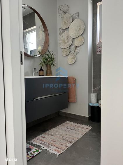 Apartament cu 2 camere semidecomandat, mobilat în Tei