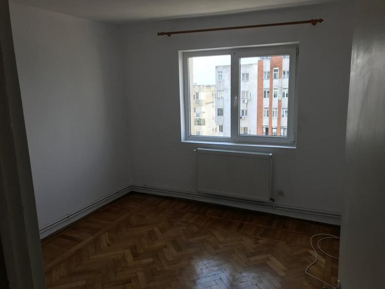 Apartament cu 3 camere decomandat în Băceni