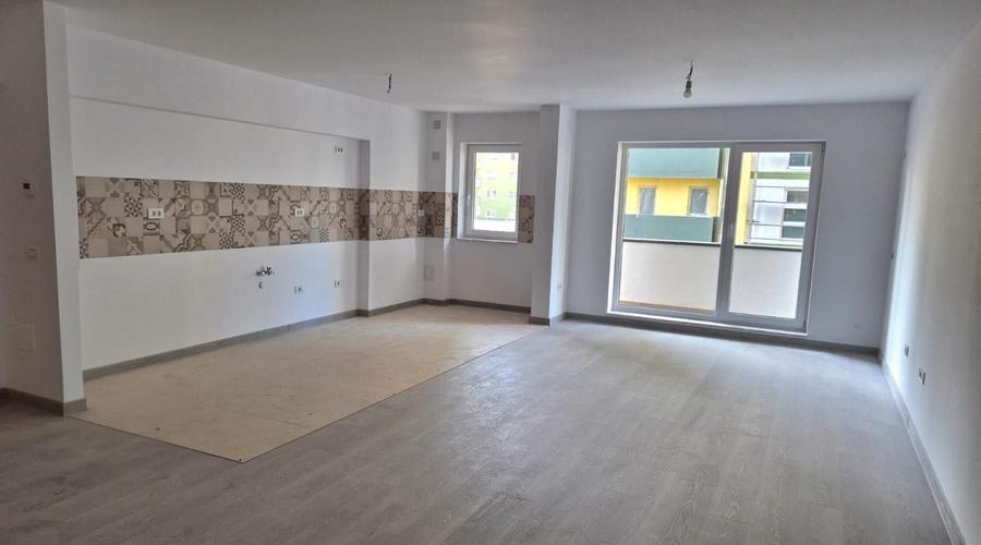 Apartament cu 3 camere decomandat în Tractorul
