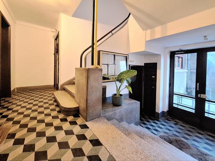 Apartament cu 4 camere circular în P-ța Romană