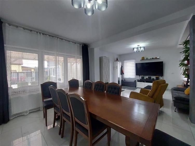 Casă individuală cu 5 camere cu Canalizare în Vladimirescu