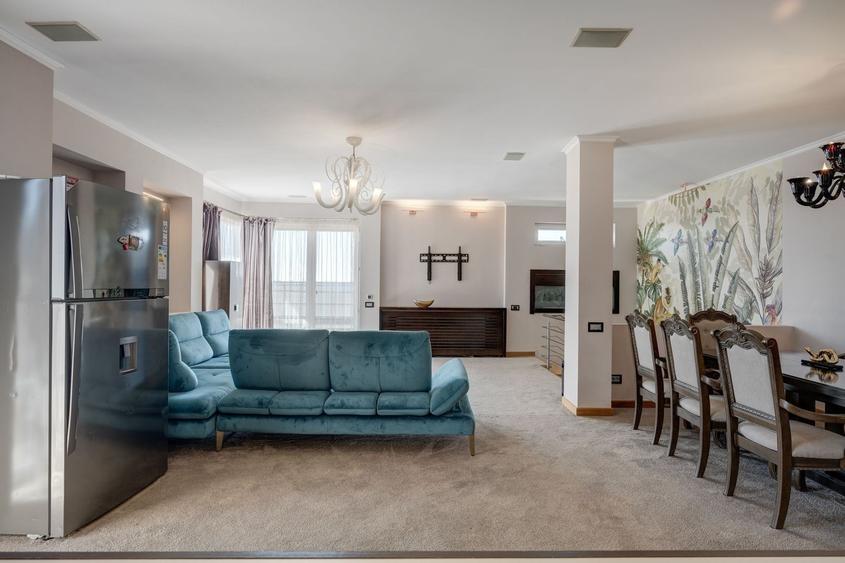 Penthouse cu 3 camere semidecomandat în Central