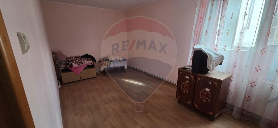 Casă individuală cu 5 camere cu Canalizare în Obor