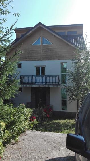 Casă individuală cu 7 camere cu Teren 2000 Mp în Breaza de Jos