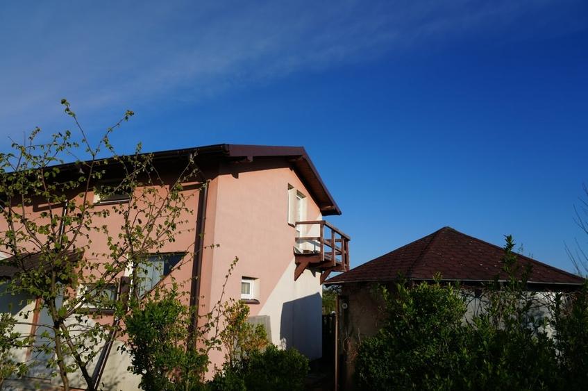 Casă cu 6 camere cu Teren 2000 Mp în Roșu