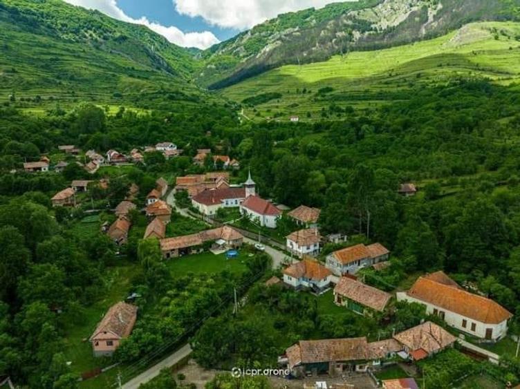 Casă cu 2 camere cu Teren 2000 Mp în Izvoarele (Livezile)