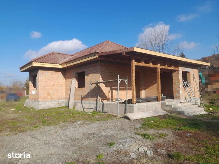 Casă cu 4 camere decomandat cu Teren 1513 Mp în Acățari