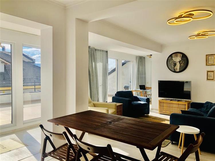 Apartament cu 4 camere decomandat, mobilat în Tractorul