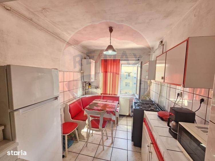 Apartament cu 3 camere semidecomandat în Central