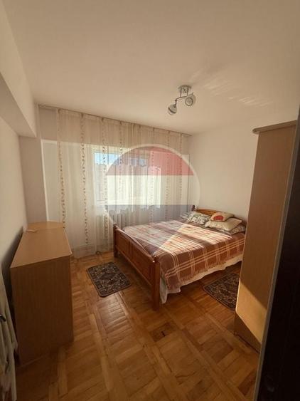 Apartament cu 3 camere decomandat, mobilat în Traian