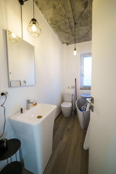 Apartament cu 3 camere semidecomandat, mobilat în Craiovița Nouă