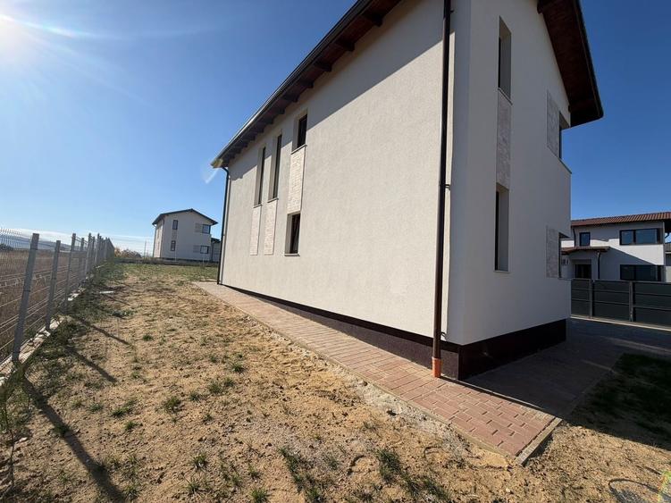 Casă individuală cu 4 camere cu Canalizare în Dezmir