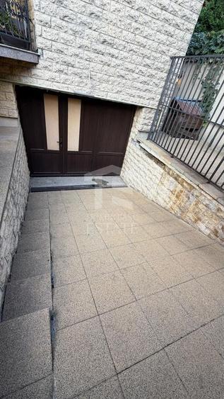 Casă individuală cu 7 camere cu Canalizare în Colentina