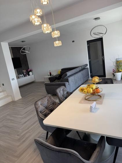 Apartament cu 4 camere decomandat în Căpățânești
