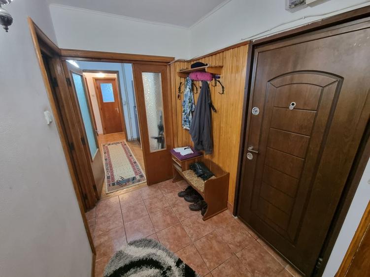Apartament cu 3 camere decomandat, mobilat în Casa de Cultură