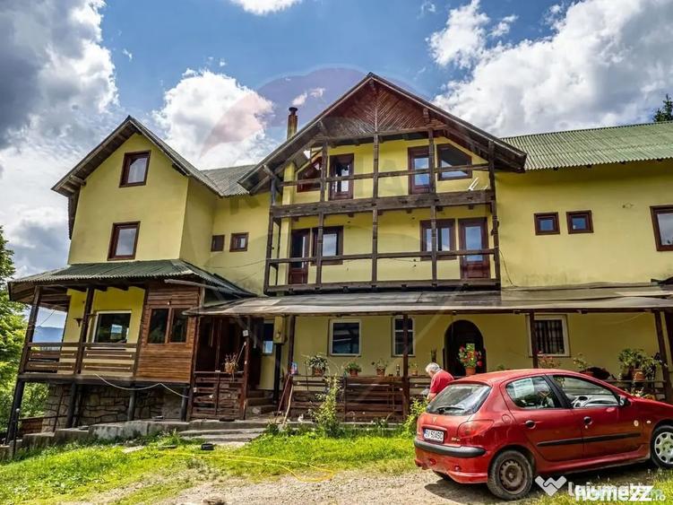 Casă cu 20 camere cu Teren 10330 Mp în Câmpulung Moldovenesc
