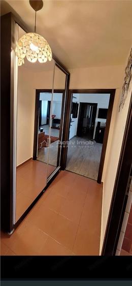 Apartament cu 3 camere decomandat în Calea București