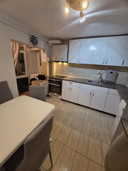 Apartament cu 3 camere decomandat în Micro 5